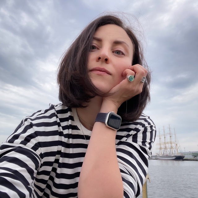Анна Татьянкина у воды, парусник на фоне