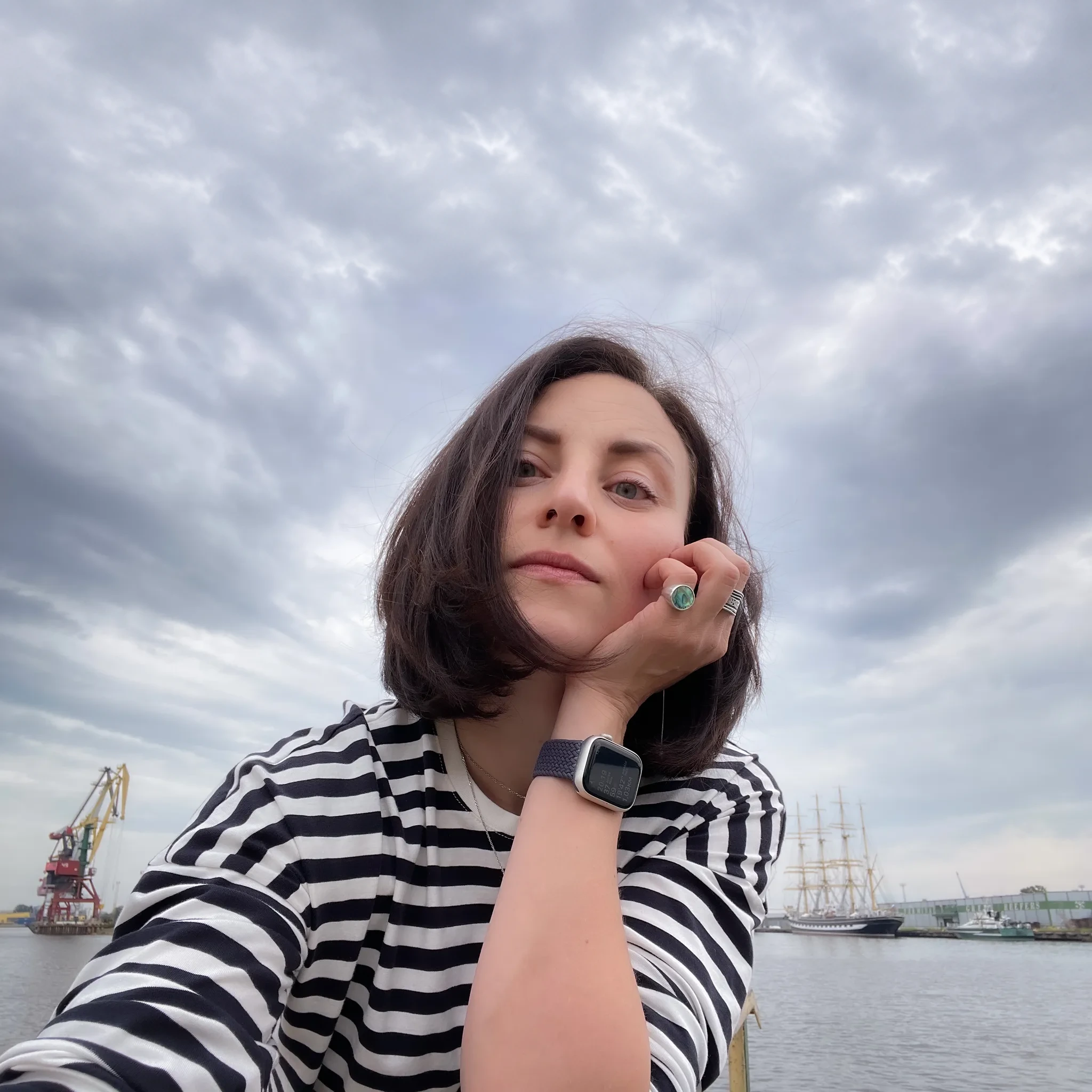 Анна Татьянкина у воды, парусник на фоне