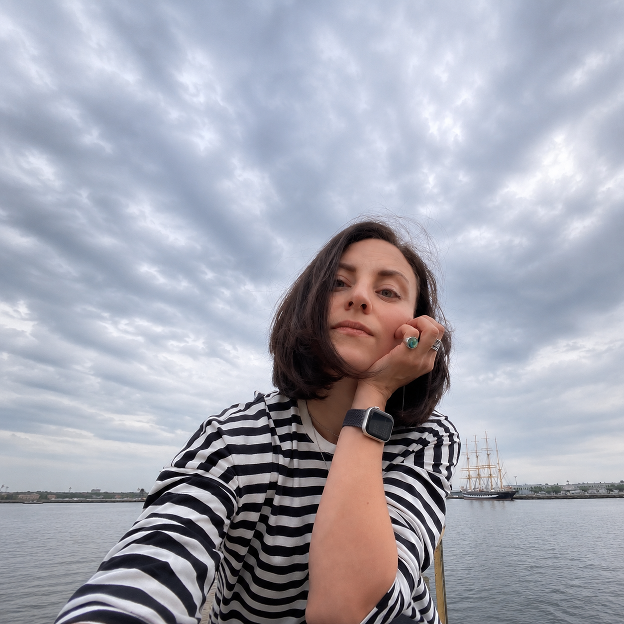 Анна Татьянкина у воды, парусник на фоне